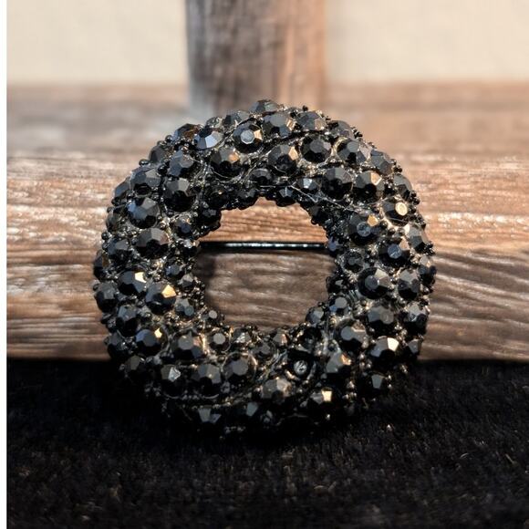 Vintage Art Deco Black Rhinestone Black Metal Wreath Brooch - Picture 1 of 5